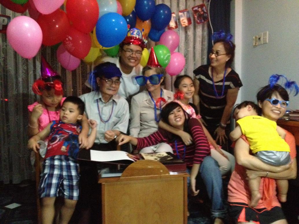 Ông Bà Ngoại và đám cháu quậy tưng.