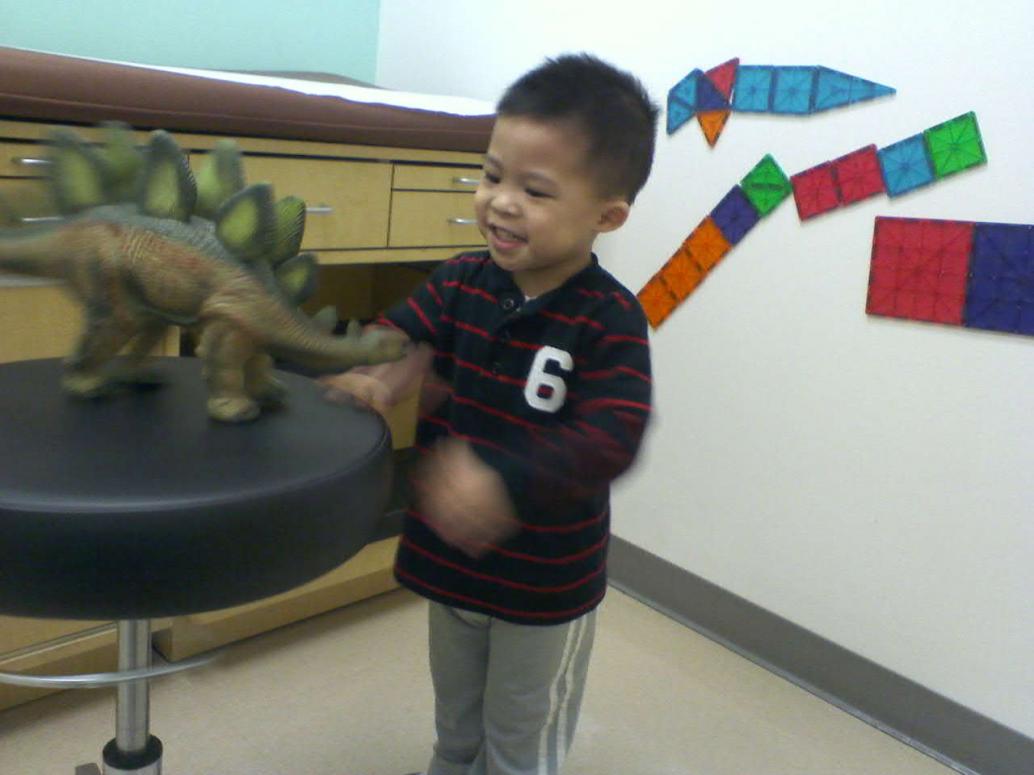 3 tuổi 2 tháng, con nặng 14.8kg (32.7lbs), cao 91.4cm (36inc). Khi nào tới bác sĩ là thích chơi ráp hình trên tường.