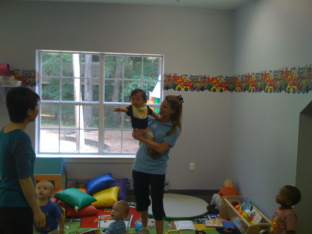 Hôm nay Ba Mẹ tới sớm, con vui quá đi!