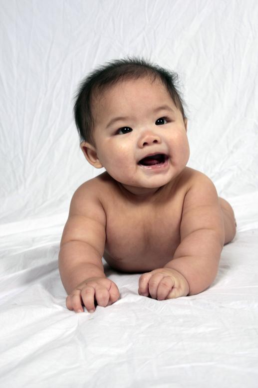 Ba vừa mới chọc là cười rồi.