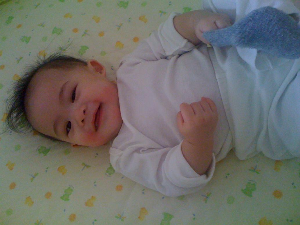 Cúc Cu hồi 7 tháng cầm chân chơi nhiều hơn em.