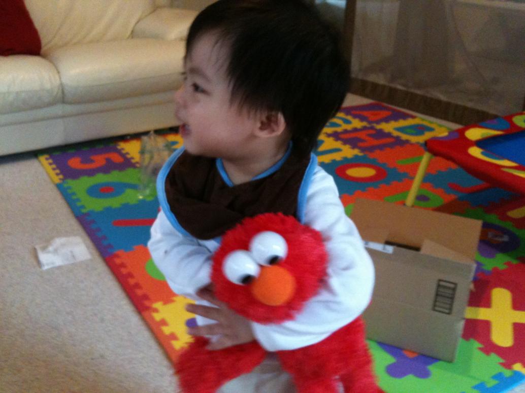 Con ôm Elmo suốt thôi.