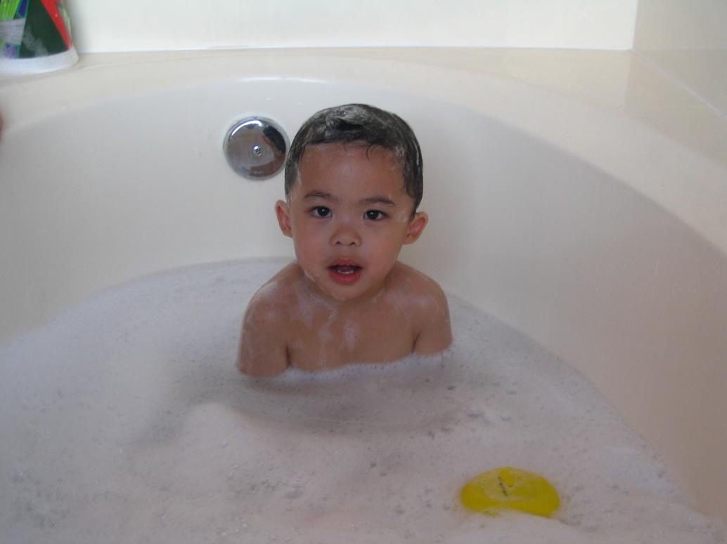 Ăn xong Ba Mẹ nói tắm tắm là con chạy một mạch vô nhà tắm liền.