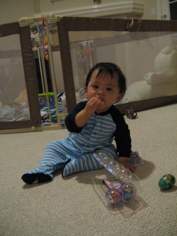 Tối về ăn chocolate ở trong trứng lượm ở trường.  Mai con đi học nữa...