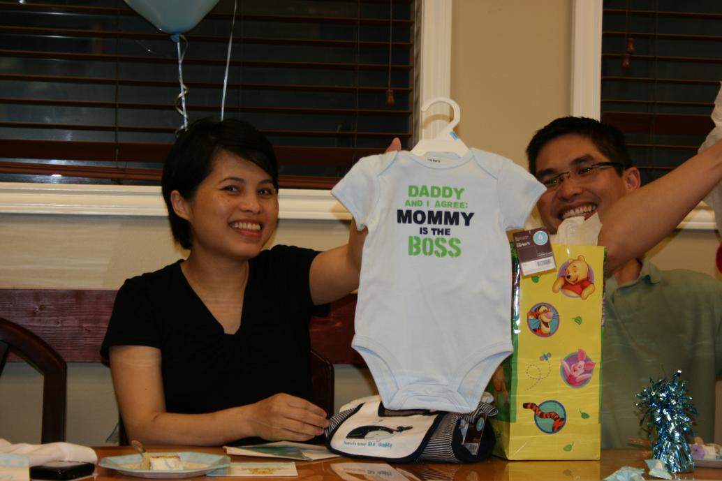 Ai nấy ăn uống vui vẻ rồi mở quà của mọi người cho em.