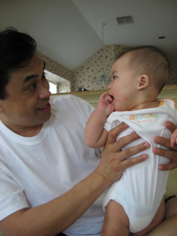 Ông Tám tới chơi, con bắt đầu biết lạ rồi. Con dòm Ông Tám một hồi lâu mới cho bồng...