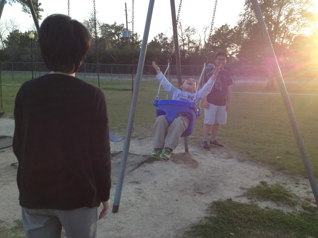 Anh Hai thì nhào vô chơi liền.