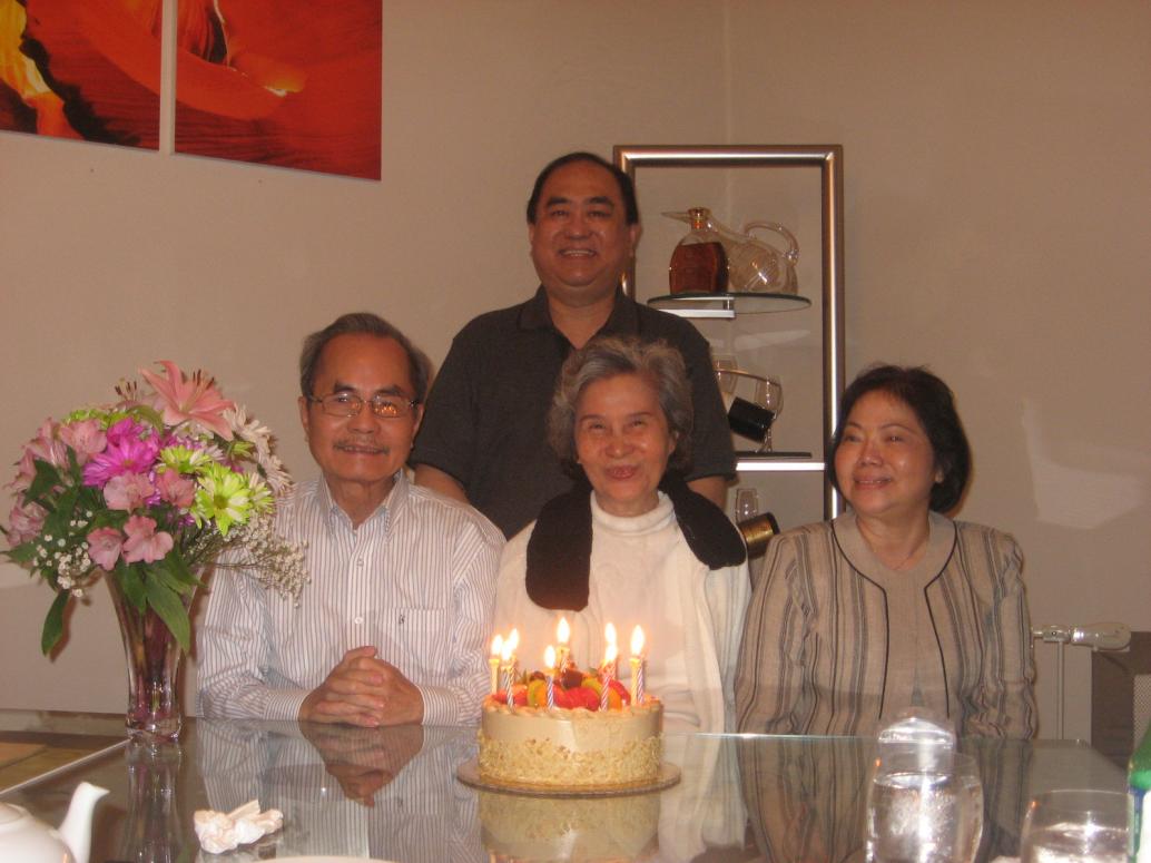 Ông Bà Tư còn đem bánh kem tới, mọi người chọc là sinh nhật Ngoại.