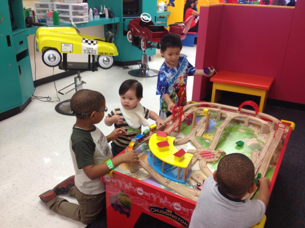 Tóc hai đứa dài quá rồi, đi cắt tóc thôi.