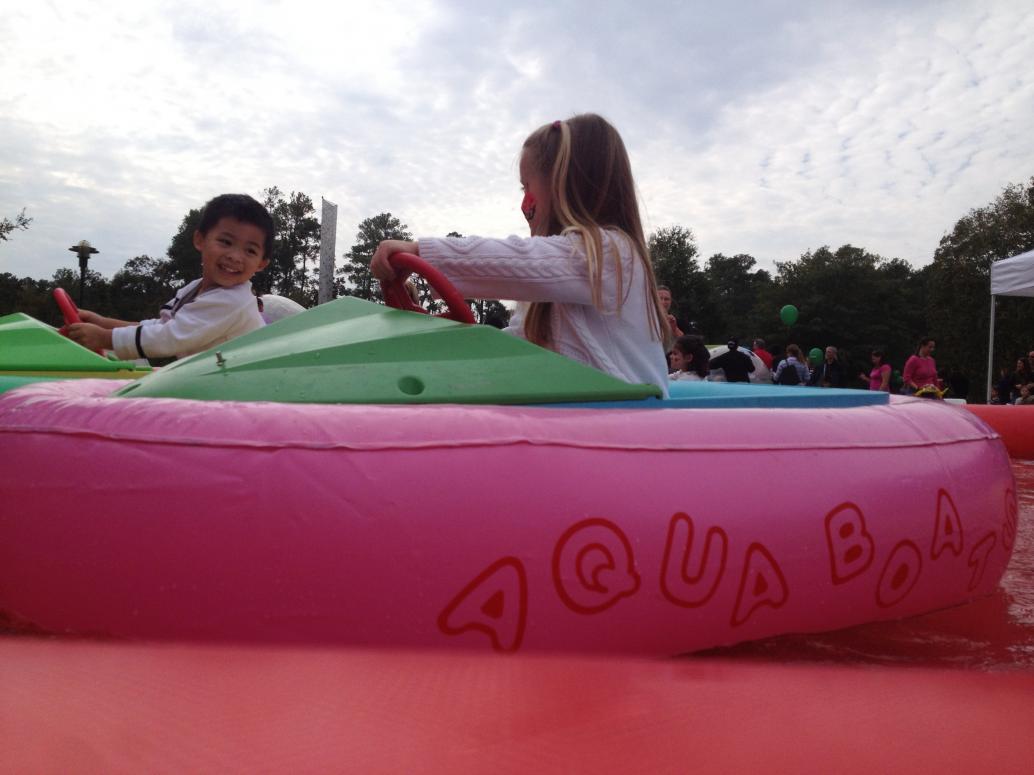 Lại có bạn gái dễ thương này nữa. Con muốn lái hoài thôi.