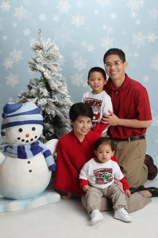 Ông chụp hình dụ quá mà Cúc Ky không cười.