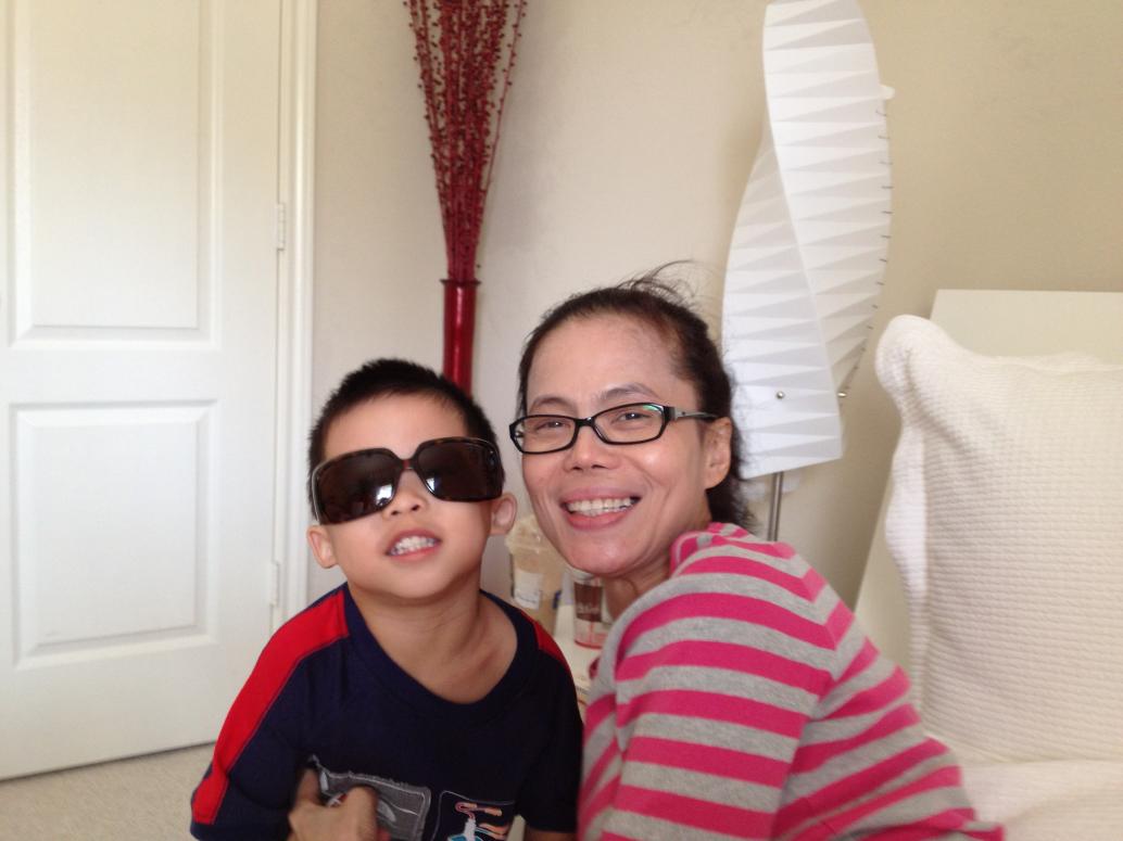 ..đeo mắt kiếng của Má Tư và quậy tưng bừng.