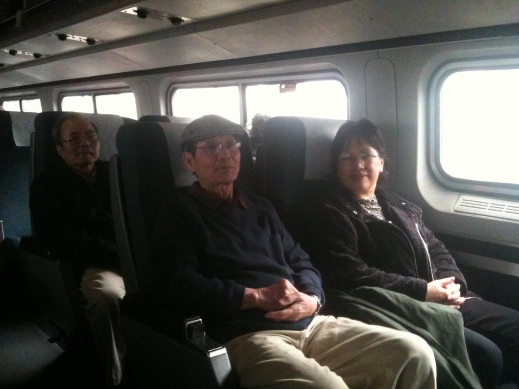 Ngày 4/5 lên xe lửa đi từ bang Virginia tới New York.