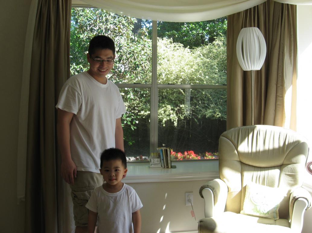 Ngày 3/24/2012 Ba Mẹ chuẩn bị chụp hình kỳ niệm với em, con cũng lăng xăng đứng làm mẫu.