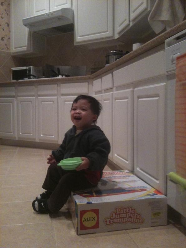 Con thích ngồi lên cái thùng đựng trampoline Chú Lâm cho hồi Noel 2010.