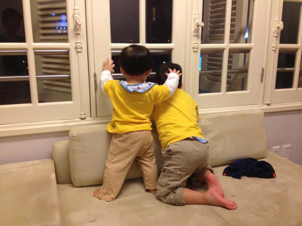 Vô phòng là hai đứa leo ghế dòm xuống đường liền.