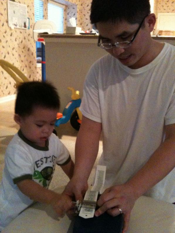 Chú Lâm tặng Mẹ cái đồ quay phát ra tiếng nhạc. Con vừa mới nhìn thấy là nói 'piano piano', rồi hối Ba 'turn turn.'