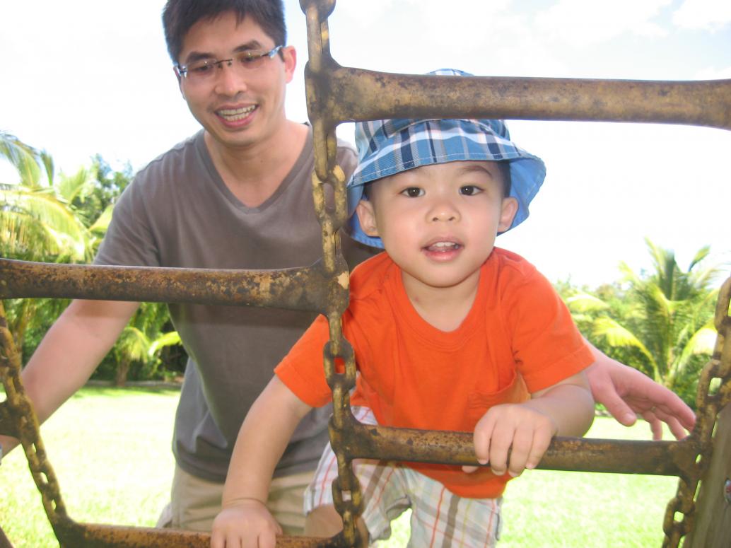 Ba dẫn con đi chơi cầu tuột....