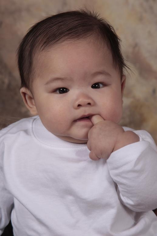 Chà bỏ ngón tay vô miệng mà dễ thương ghê nơi.