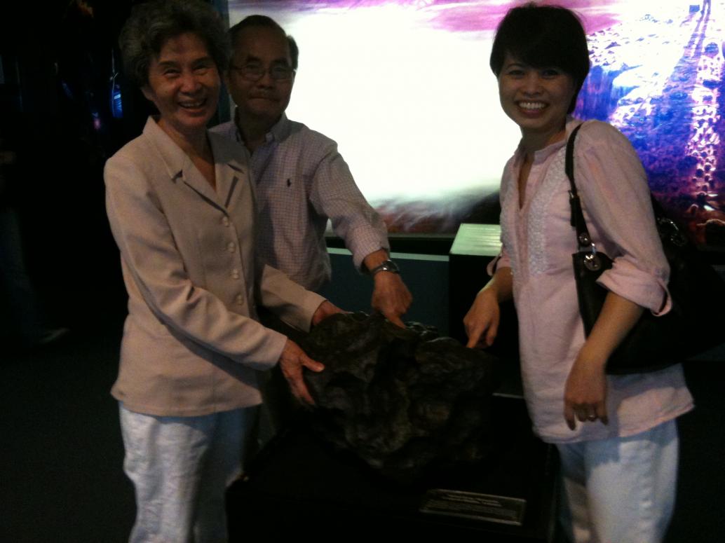 ̣...thiên thạch..ở trước rạp chiếu phim màn hình vòm. Ngoại không chóng mặt chút nào, còn thích nữa.