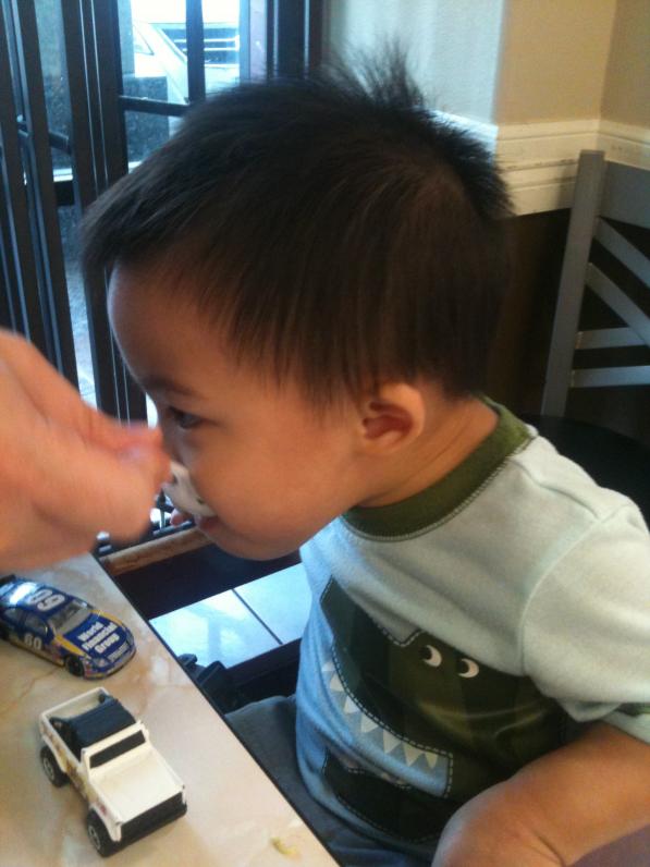 2  tuổi rưỡi, con ăn phở rành lắm rồi.  Xe chạy gần tới tiệm là nói eat eat.