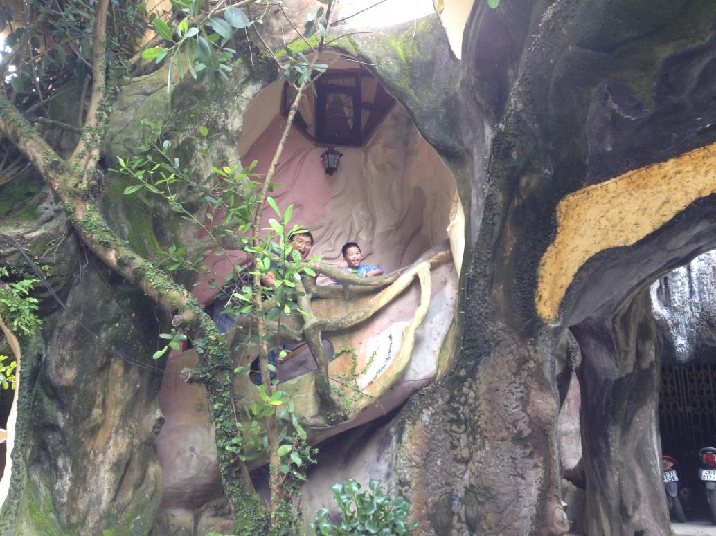 Ngày 10/9/2013, mọi người đi coi 'nhà kỳ dị' có nhiều cầu thang.  Cúc Cu làm anh Chu đi theo mệt nghỉ.