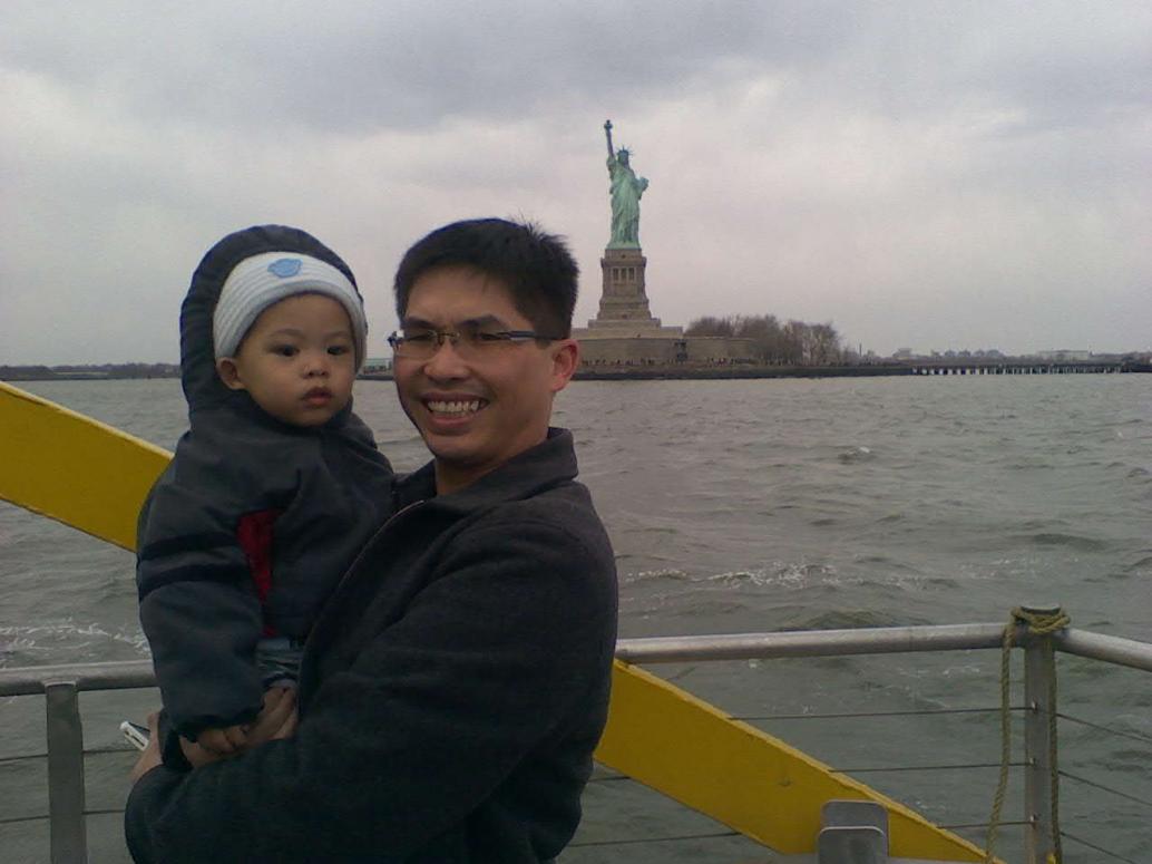 Con cũng ra chụp hình. Lạnh quá thương con ghê nơi.