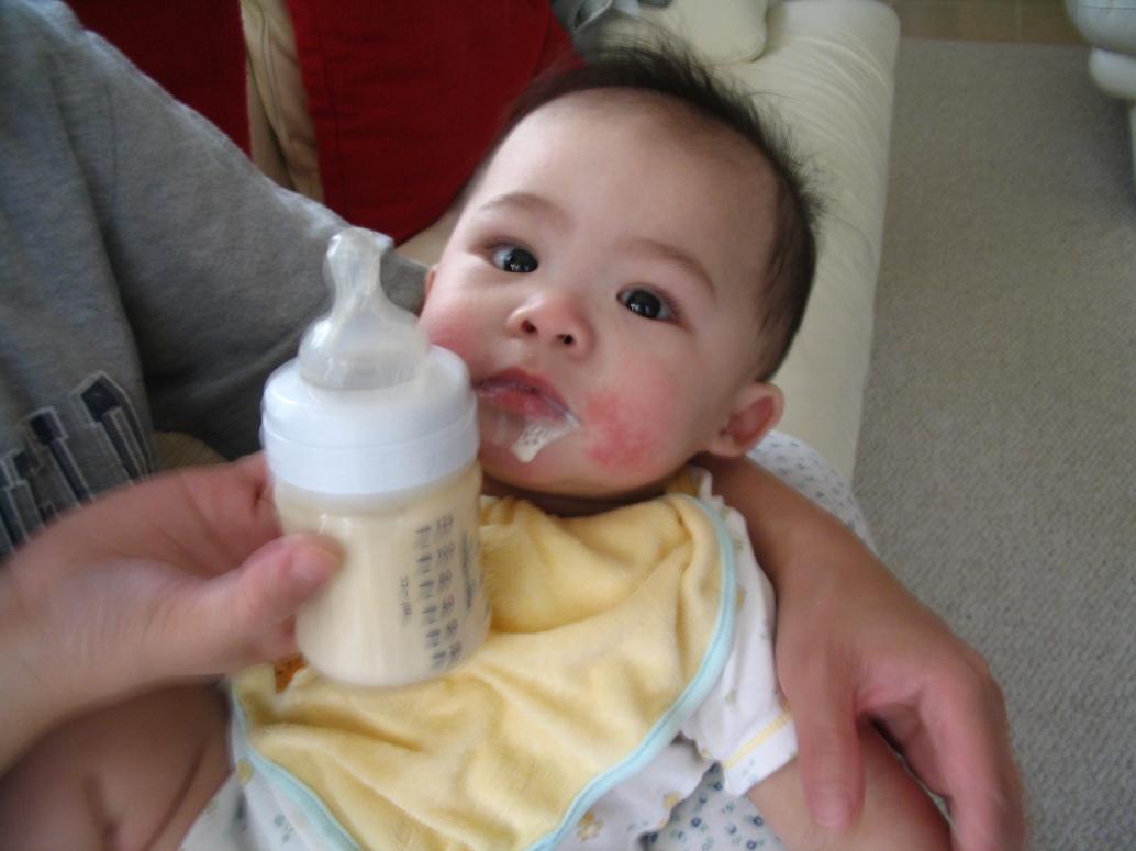 ...giúp vui khi con bú, khi thay tã, thay quần áo, thay yếm, xức lotion, lấy nhiệt độ cho con