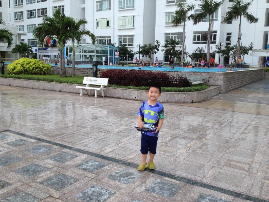 Cúc Cu kỳ này về VN vui nhất vì được Má Tư Chị Sóc dẫn đi chơi mỗi ngày.