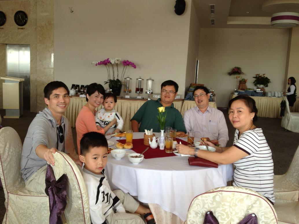 Sáng nào cũng ăn sáng ở khách sạn vì có nhiều đồ ăn khác nhau mà không phải lo đem theo tã sữa.