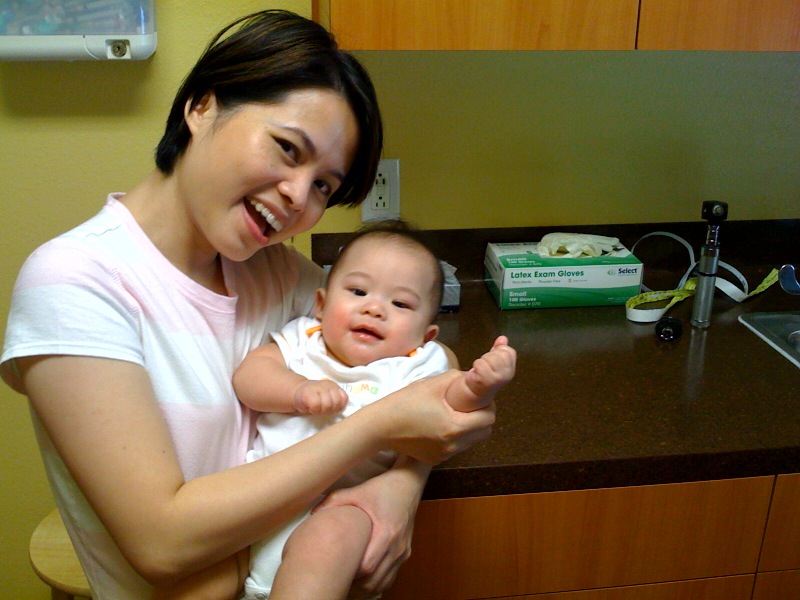 Bác sĩ nói mọi thứ đều tốt. Bây giờ mình đợi y tá vô chích ngừa là xong