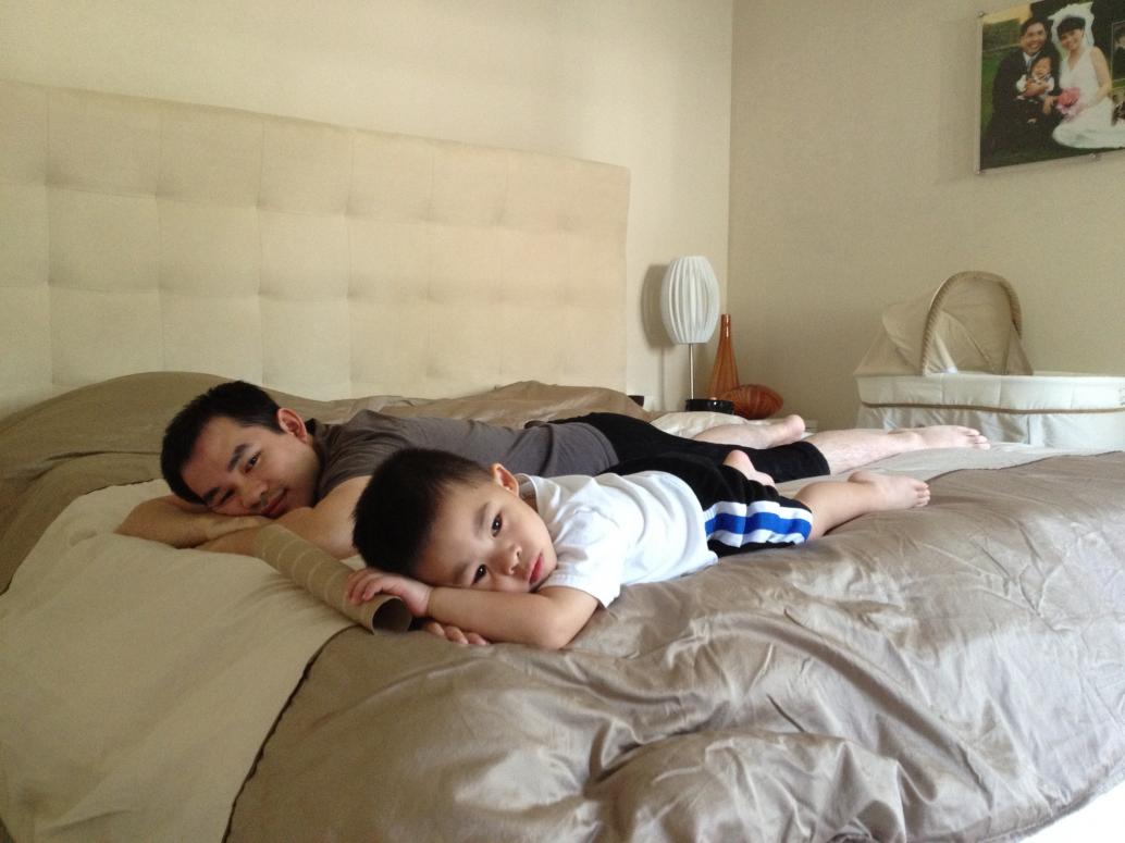 ...đổi qua màn coi tv coi bộ yên lành hơn.