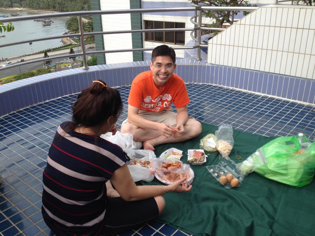 Chiều về khách sạn đem ghẹ ra nhậu tiếp.