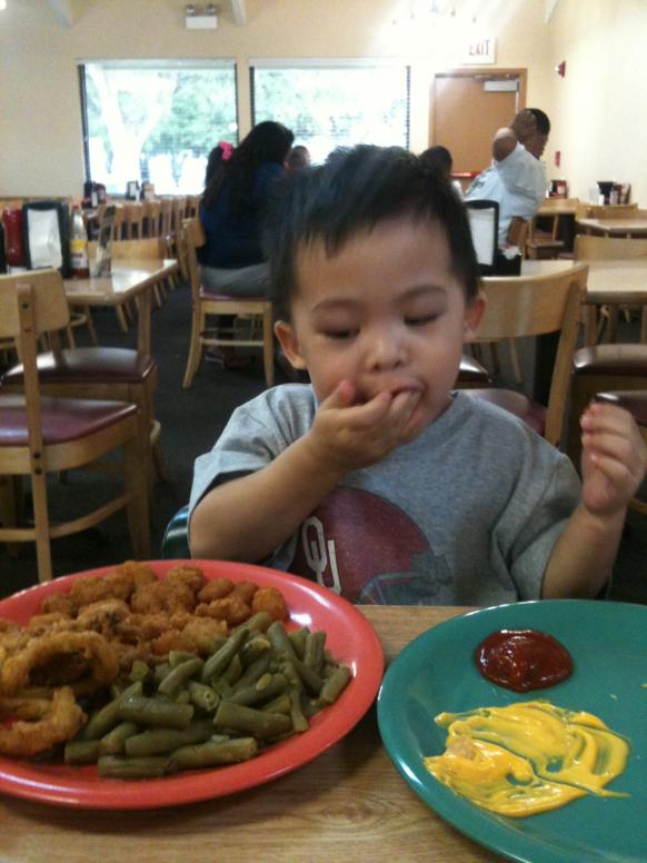 Món khoái khẩu là tôm mực lăn bột chiên và đậu que luộc.