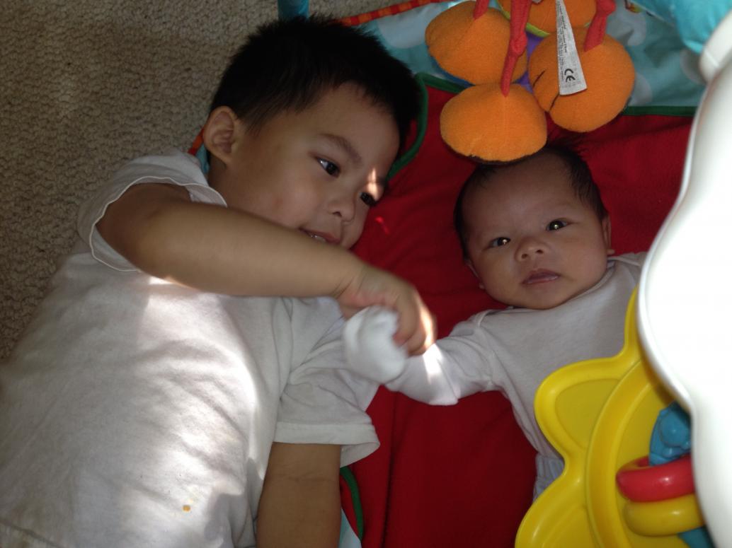 Tội nghiệp con, từ khi làm anh là hay bị la, ồn ào quá, em ngủ...