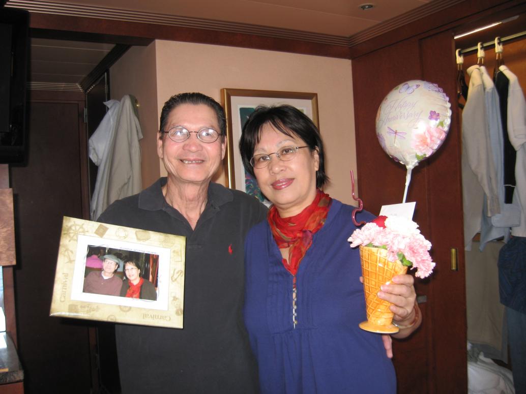 Ba Mẹ, Chú Lâm và con tặng Nội quà kỷ niệm.