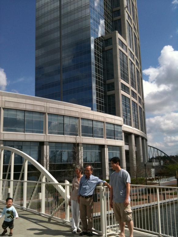 Con cũng không thích ở ngoài luôn.  Phía sau là tòa nhà công ty.