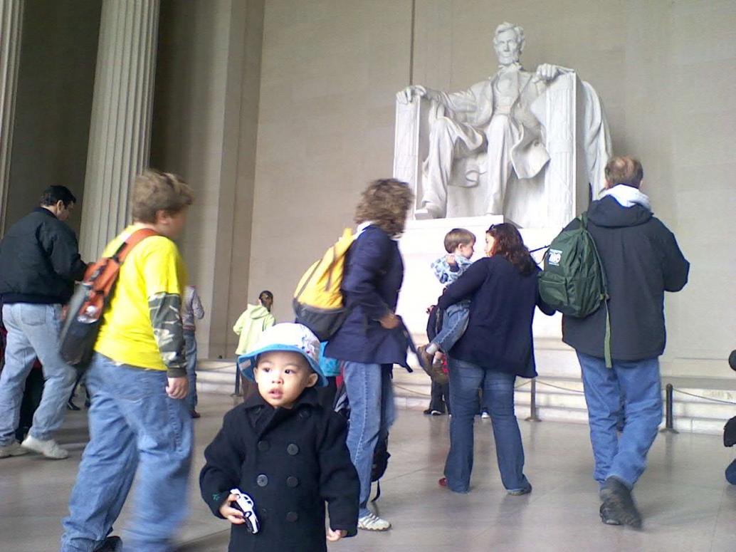 Con dễ thương ghê, đi đâu cũng đi.