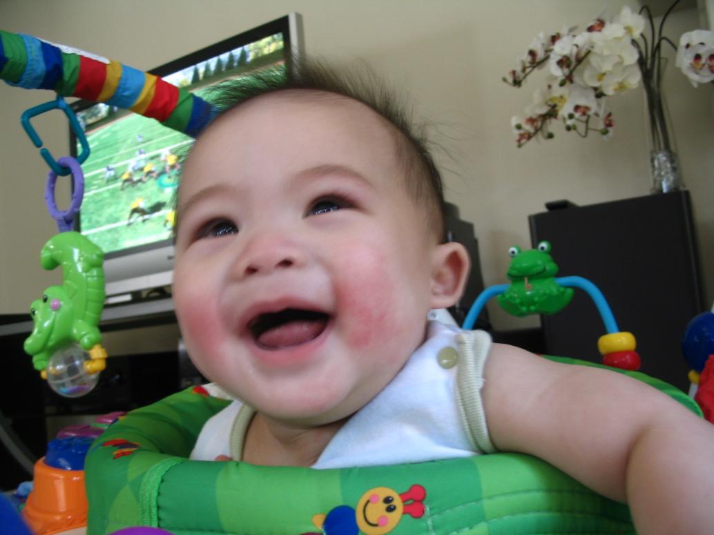 ...và cười nắc nẻ thật lâu, cả nhà cũng vui theo.