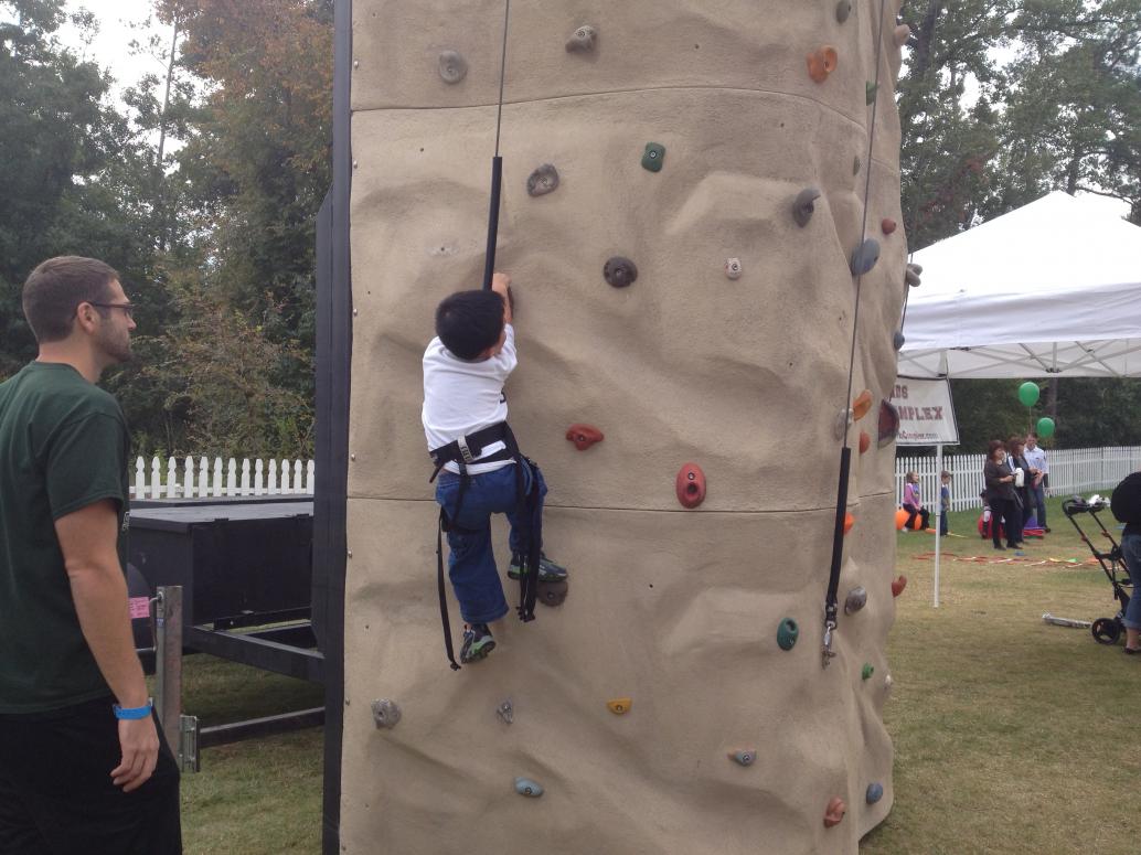 Lúc xếp hàng thì hăm hở lắm.  Lên rồi thì sợ.