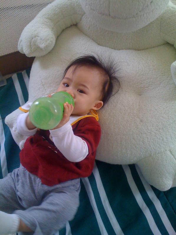 11 tháng con biết cầm bình bú