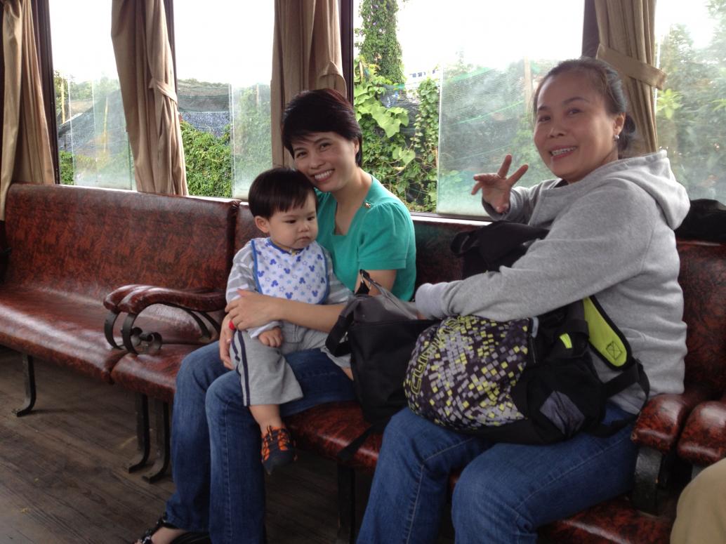 Má Ba thì phụ Mẹ coi em.