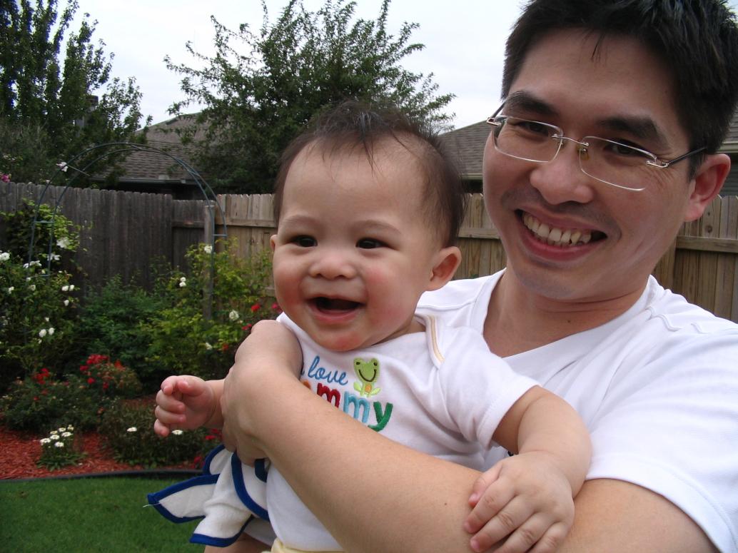 Con bị nhốt trong nhà suốt thành khi ra ngoài khi nào cũng hớn hở cười tươi