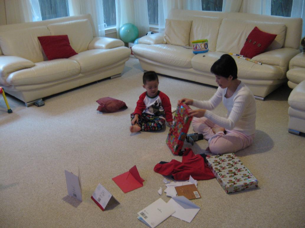 Sáng 12/25 ba đứa mình mở quà như thường lệ.