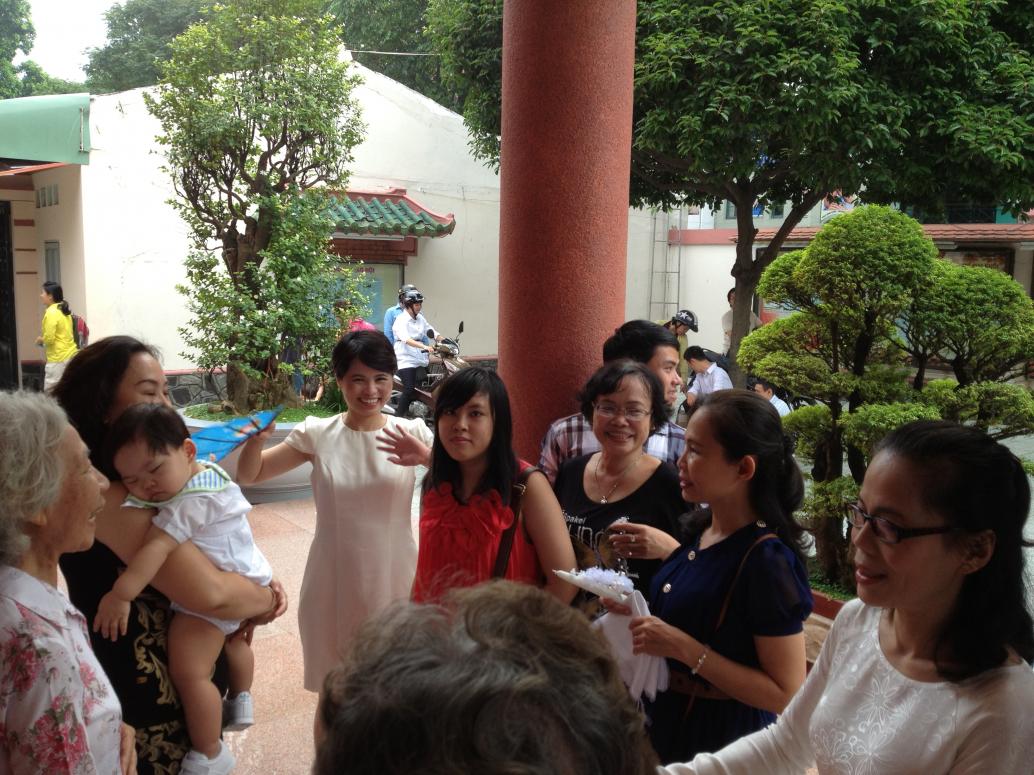 Em lên xe là ngủ khèo. Má Ba lại được dịp bồng em. Tới nhà thờ bất ngờ gặp Bác Hai và anh Nhi ở Biên Hòa xuống dự.