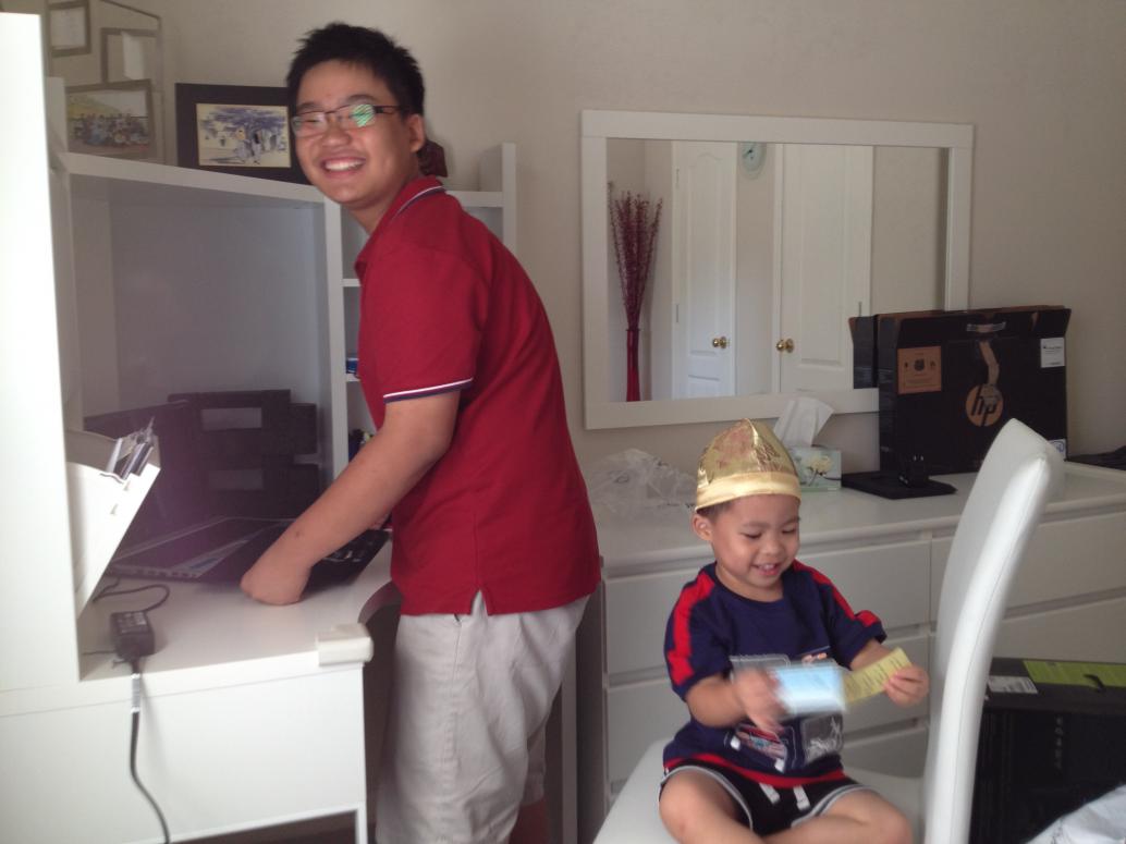 Anh Đăng 14 tuổi, qua học lớp 9.  Phòng anh Đăng sát phòng con.