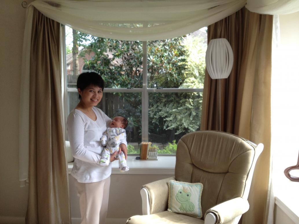 Ngày 7/14/2012 em đầy tháng. Nhà mình không làm tiệc gì, chỉ chụp hình kỷ niệm thôi.