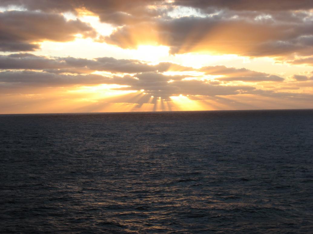 Ba thì chụp hình hoàng hôn trên biển.