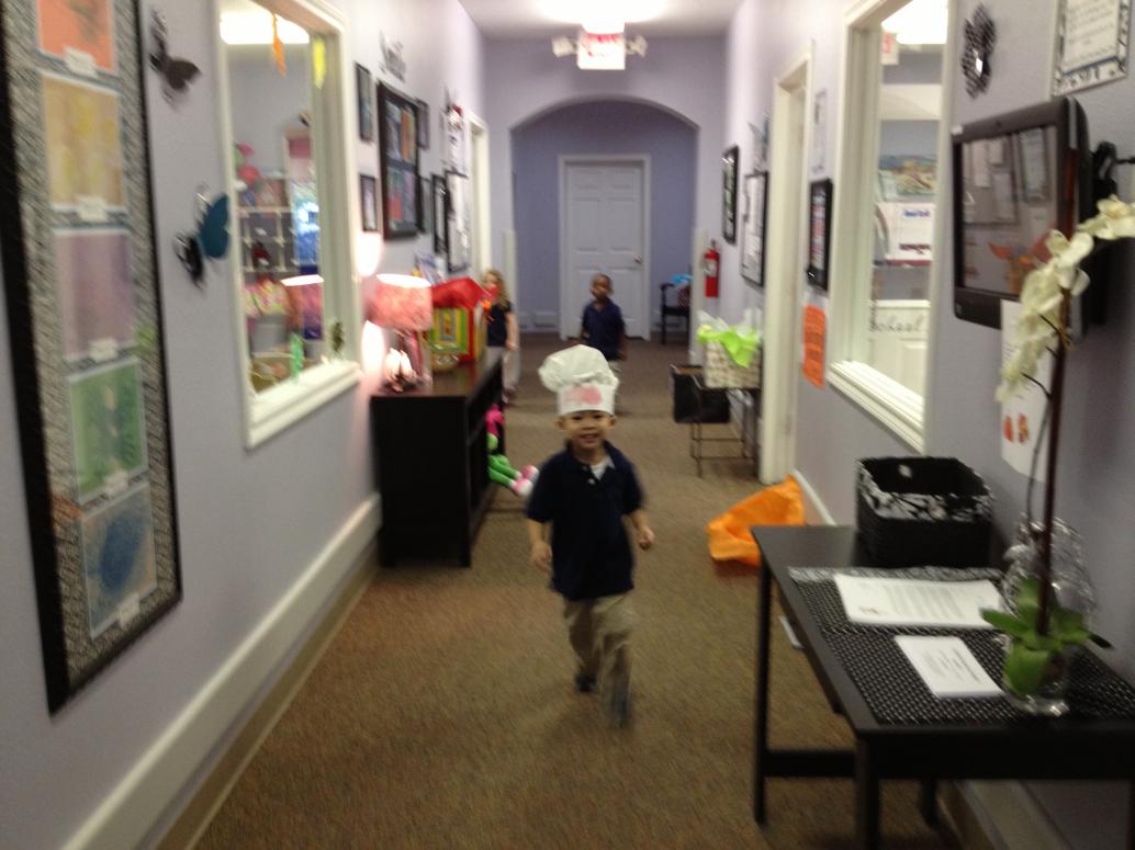 Ở trường cũng có nhiều bạn.  Hôm nay học 'làm bếp' nên có nón đầu bếp đội chơi.