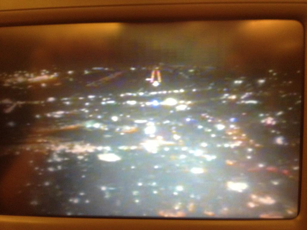 Sài Gòn trong đêm, trước mặt là đường băng.